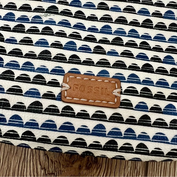 Fossil white crossbody with black and blue circular print - Picture 3 of 8